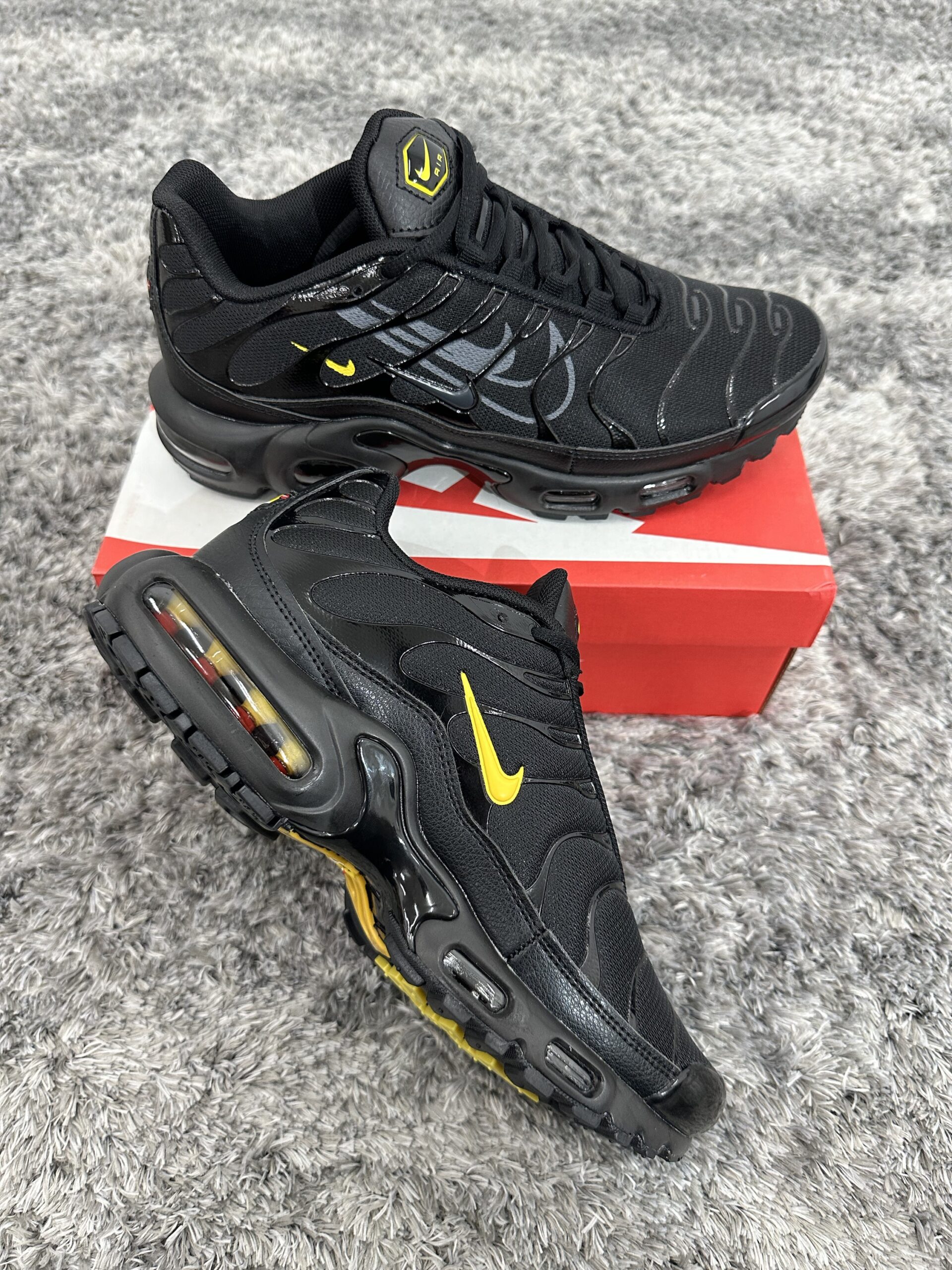 Nike tn negras y doradas deals